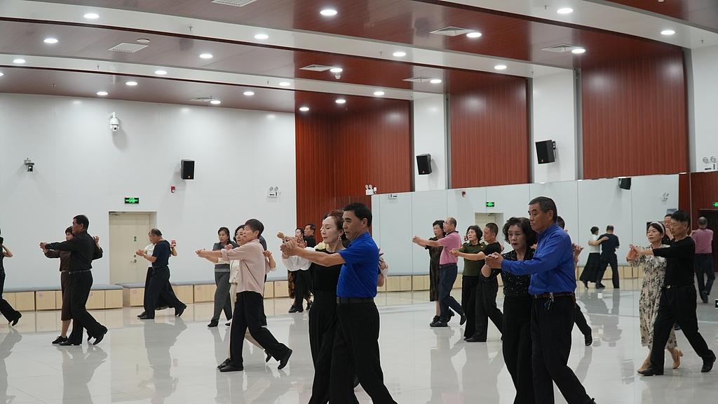 搭伙老伴问我退休金多少，我谎称2300，不到半个月他就让我走，说不喜欢我了，我怒说：占完便宜就想甩了