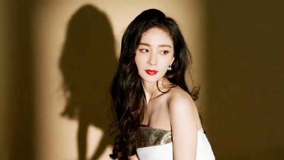 杨幂白色长裙，人生只有一次机会，活出自我才是最重要的选择方向