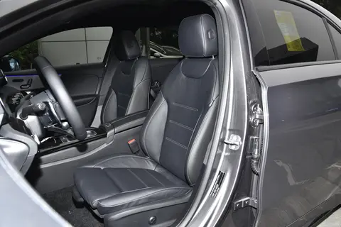 2025 款奔驰 A 级 AMG 两款车型对比：动力同源，配置差异影响选择？