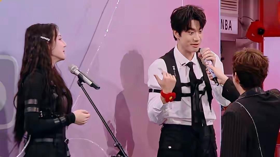 剧宣大于天？迪丽热巴综艺力捧男主引争议，庞博沦为背景板太冤了？