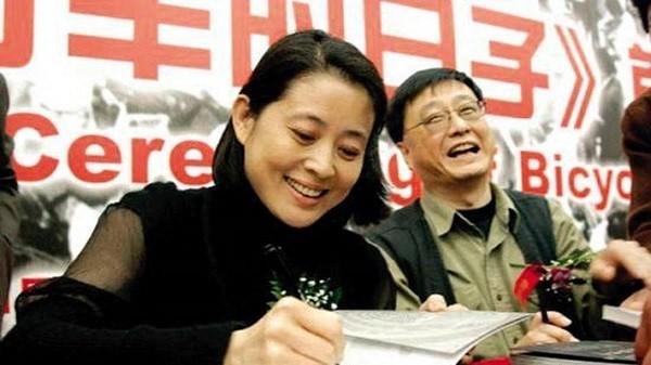 他是倪萍儿子的亲生父亲，身价过亿，却在儿子患病时离开母子俩