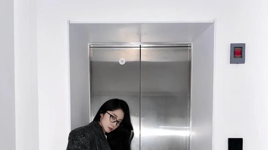 时尚穿搭：经典职场穿搭，吊带灰丝+白色衬衫+黑色包臀裙