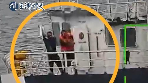 还是太温柔了！菲律宾船擅入黄岩岛，被水炮攻击吓得挥舞白旗求饶