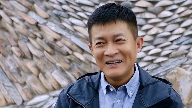 演员杨志刚：娶小师妹张静，每月收入都上交，如今他过得如何？