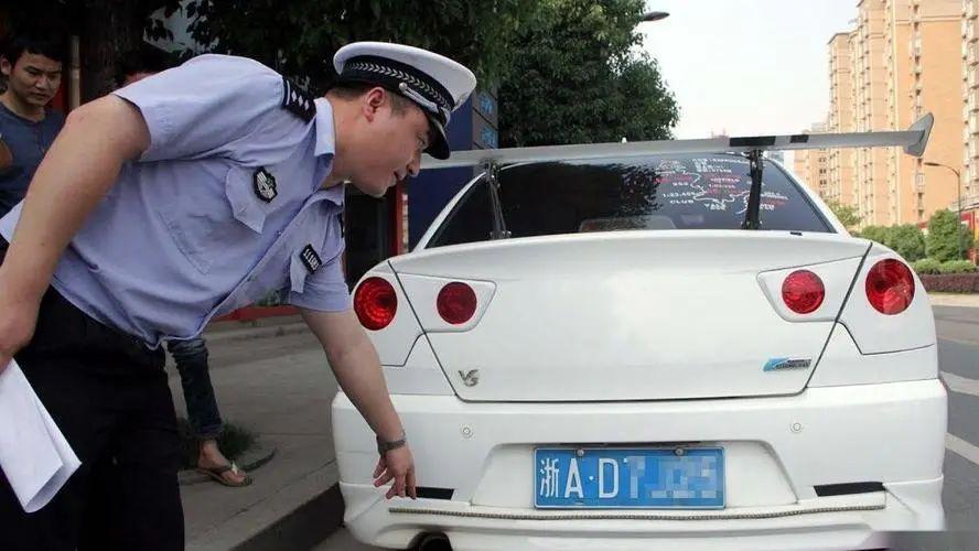 交警查车时，为啥要先摸一下车尾？老司机：不清楚很容易扣分罚款