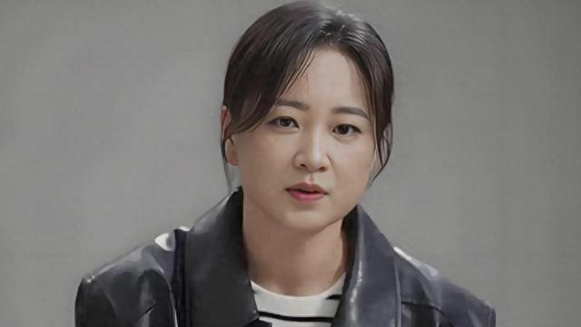 43岁贾玲近况曝光，与汪顺一起打网球，身材苗条活力满满，没复胖