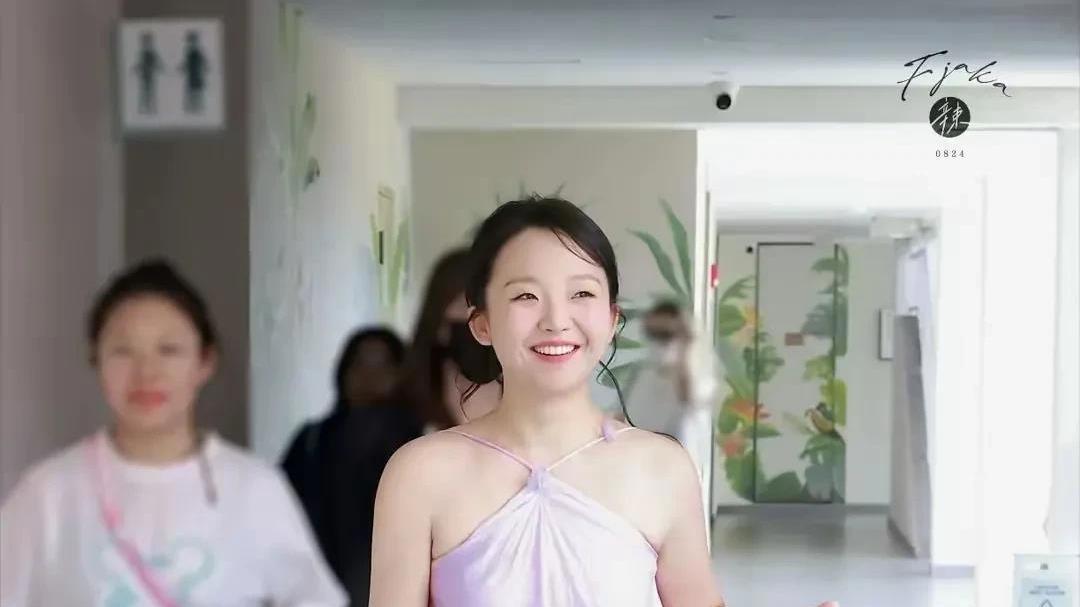 辣目洋子惊艳瘦身逆转！紫色上衣勾勒身形，辣妹风潮再掀美貌浪潮