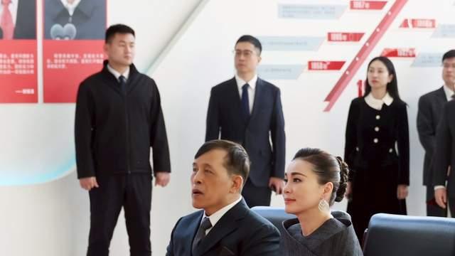 苏提达访华最美造型，灰色斗篷礼服好仙，月牙胸针呼应航天主题