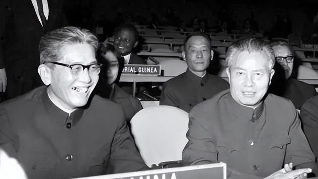 1983年乔冠华去世，中央发布40字讣告，其妻痛哭：华，我不想活了