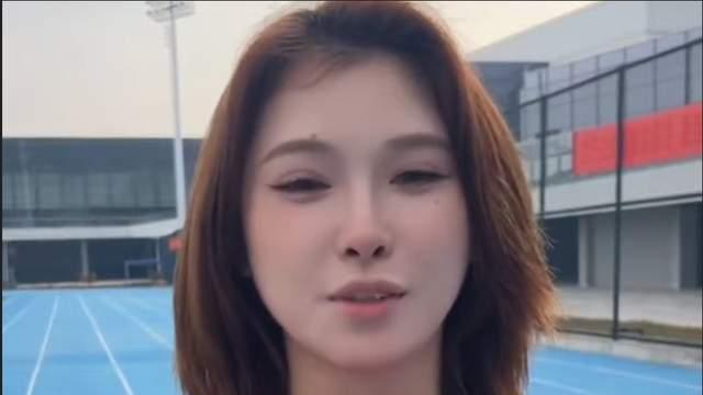 田径队动员大会吴艳妮坐第一排C位，与小孩姐陈妤颉紧挨气场相投