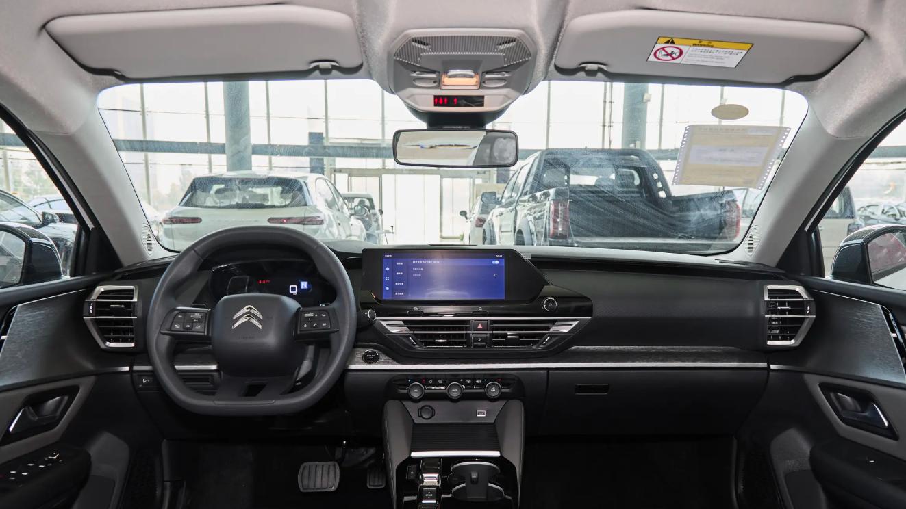 15万降到9万多！1.6T+8AT+魔毯底盘，颜值法系中级车谁顶得住？