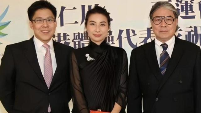 世界冠军下嫁二婚男，婆婆强势丈夫轻视，老公过生日她下跪捧蛋糕