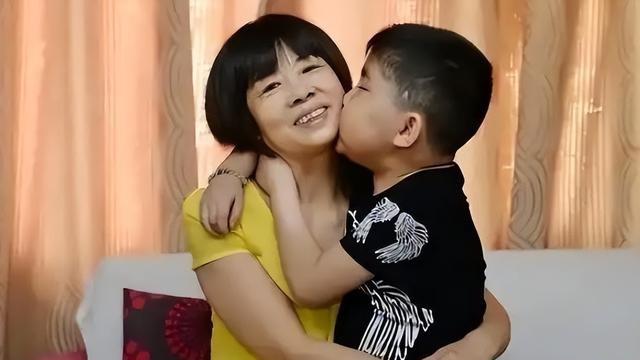 人间大爱：63岁保姆上街讨筹款，照顾雇主临终托付的患病幼子13年