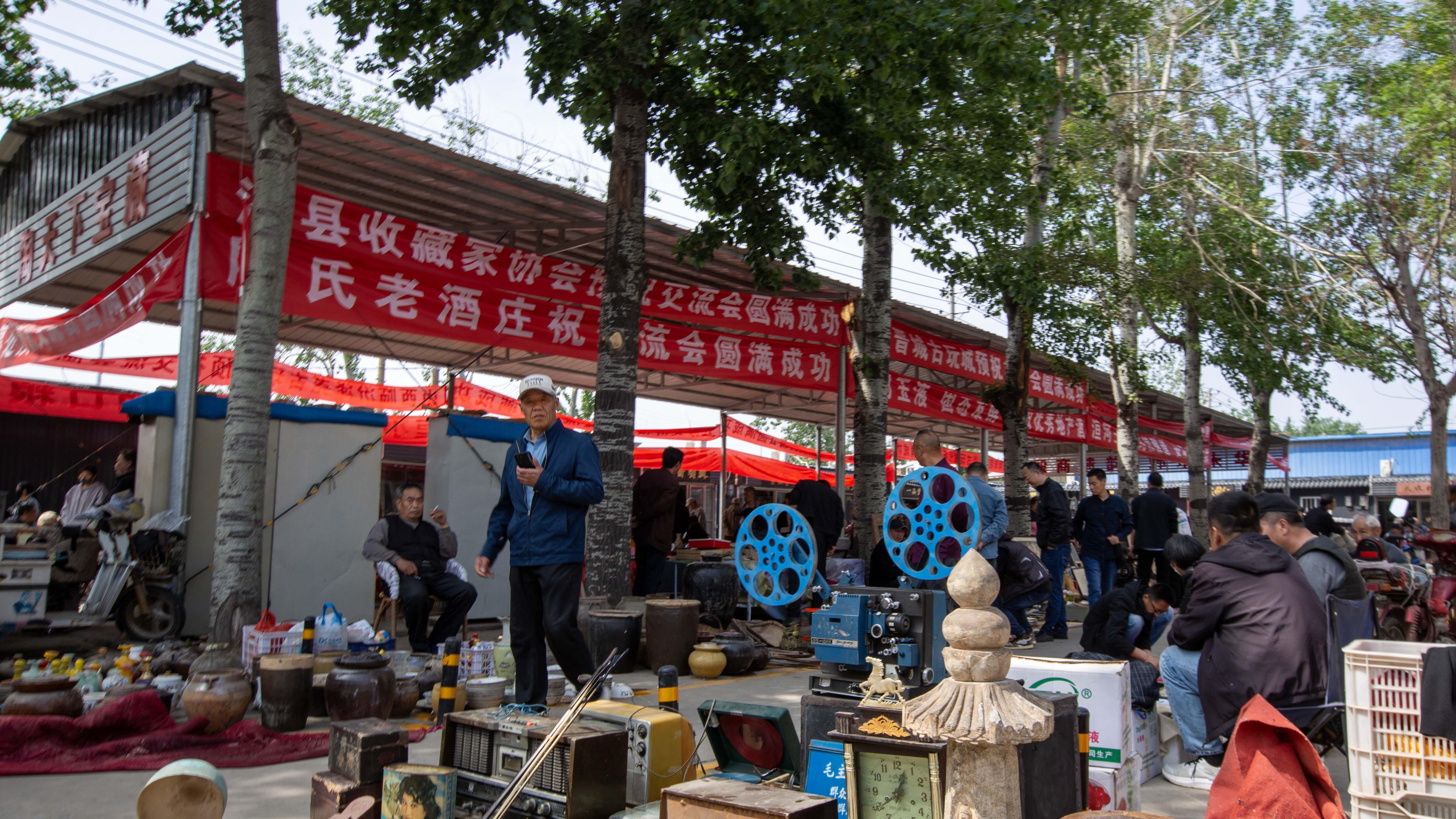 河南安阳：古玩市场人气旺