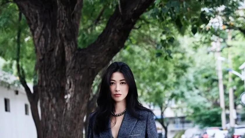 朱珠带火“假上班”穿搭：真空西装+半身裙+乐福鞋，性感又高级！