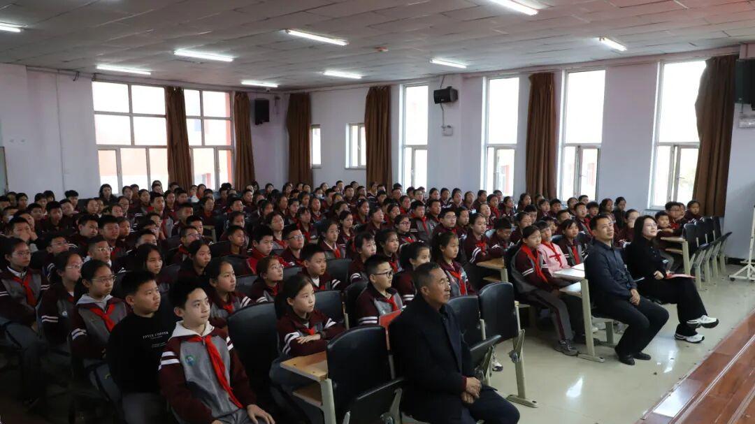 准格尔旗薛家湾第六小学开展“五老”人员进校园宣讲活动