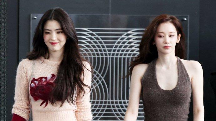 韩素希全钟瑞“搂腰图好权威”！一个裙装一个裤装、美得洋气高级