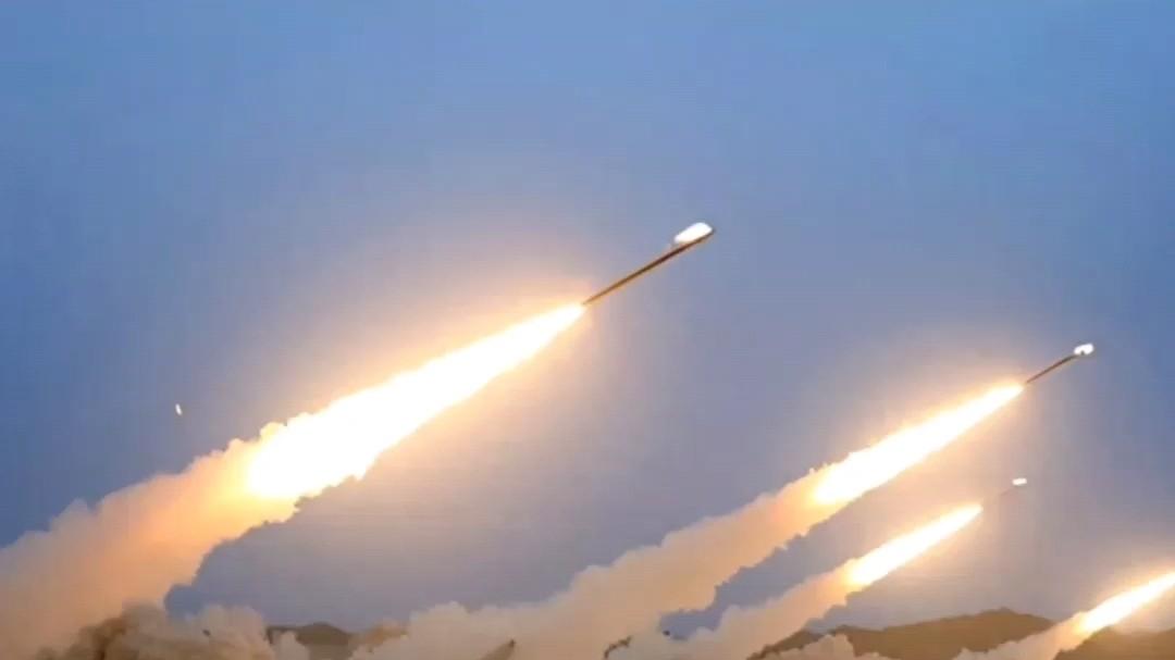 伊朗亮剑复仇，美国这次引火烧身，多处美军基地遭“毁灭性”打击