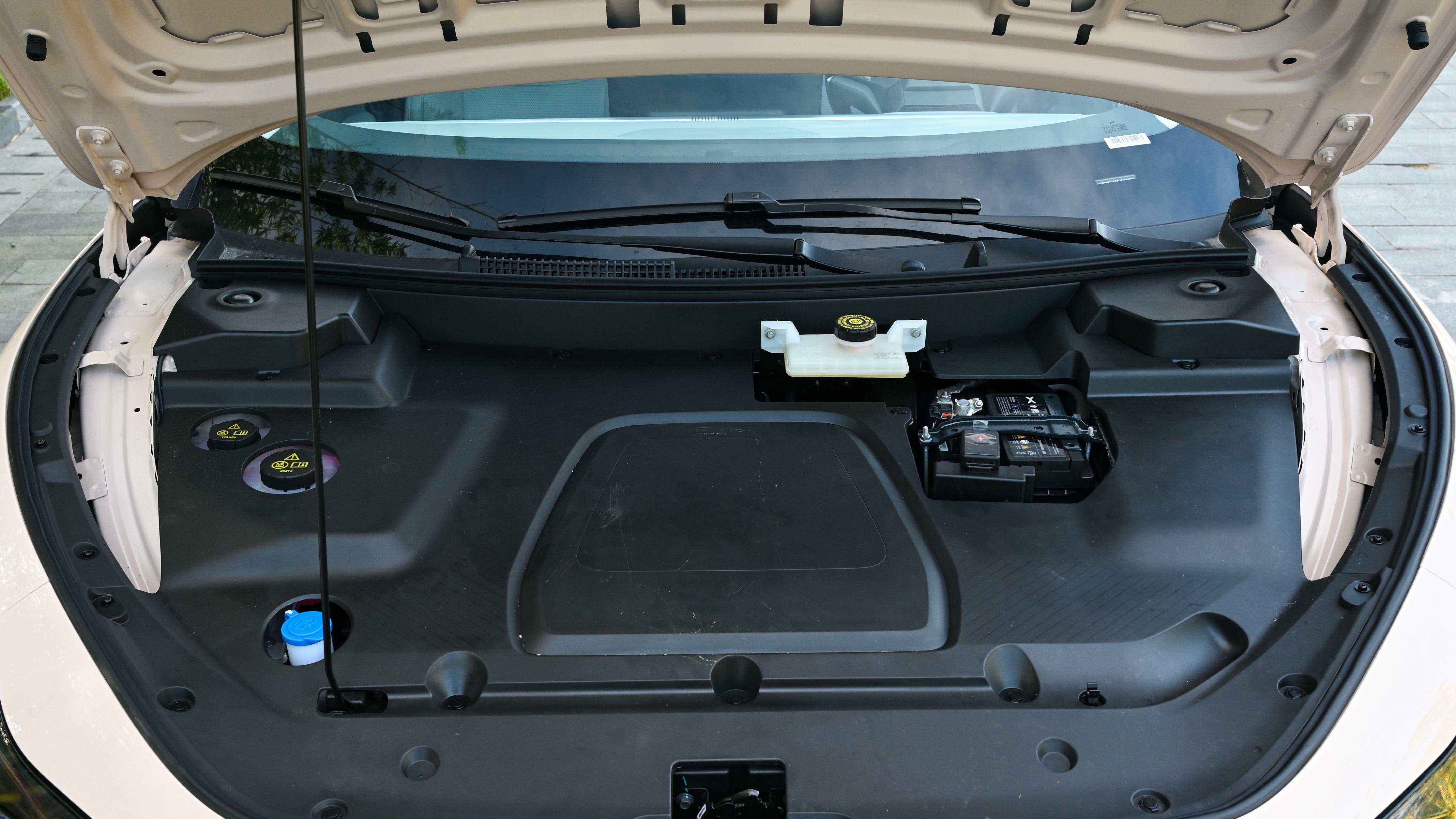 小鹏MONA M03新车型上市，Max版配满血智驾，指导价11.98万起