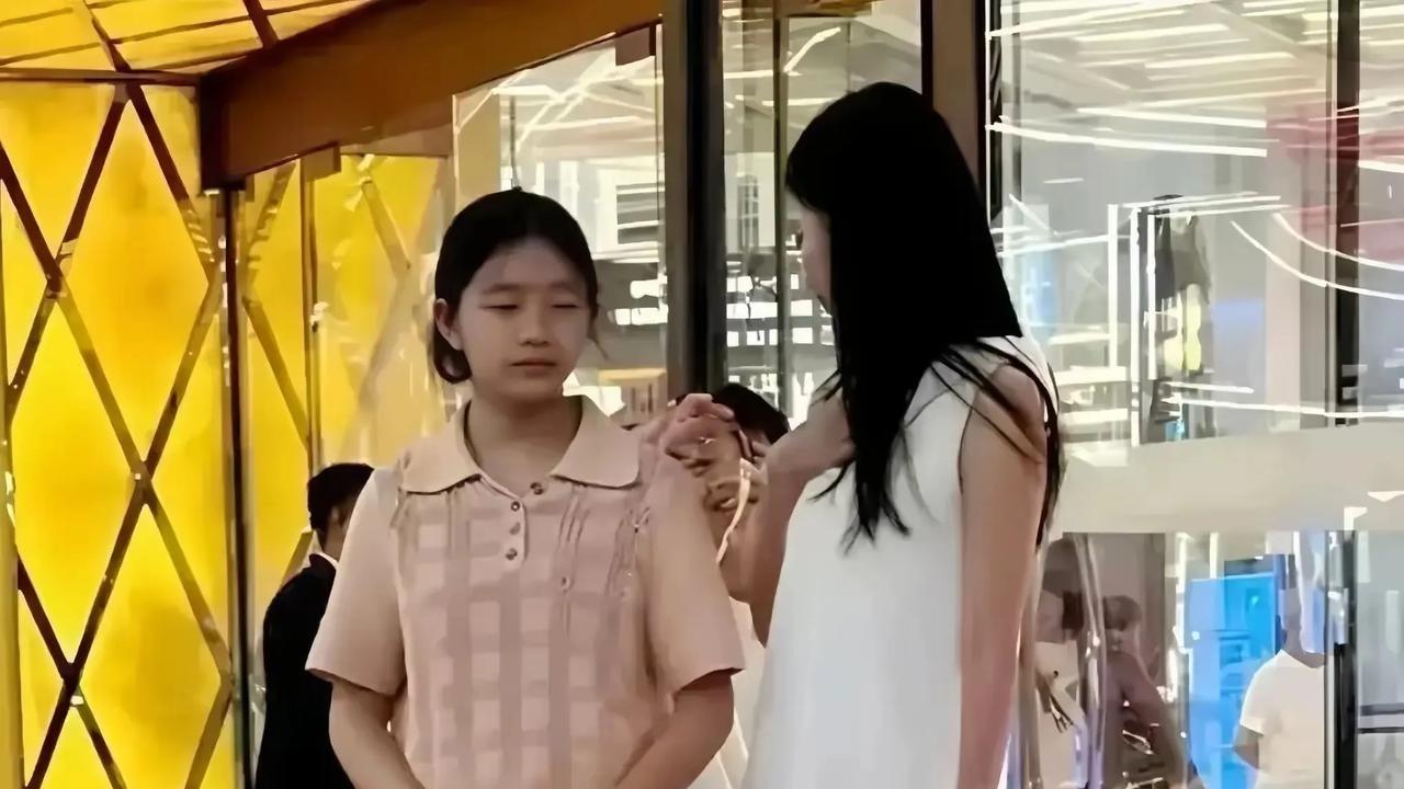 小玥儿长得像大S但更好看



小玥儿长得像大S？我看不像！这孩子继承了父母的优