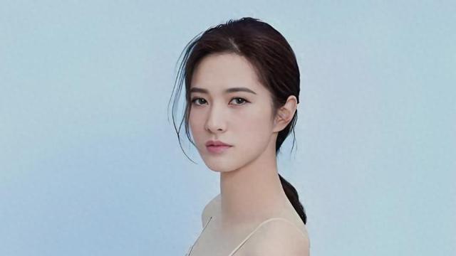 ​她曾在大学时和靳东有过一段刻骨铭心的恋爱。可最后，这段感情没有了结果