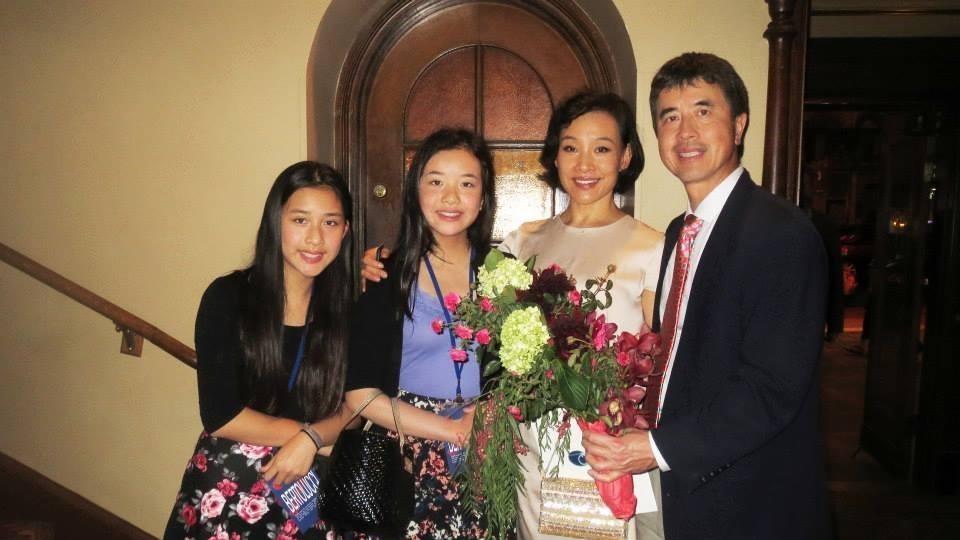 61岁陈冲罕晒1家4口合影照！老公穿西装儒雅绅士，俩女儿貌美如花，唯独她真老了