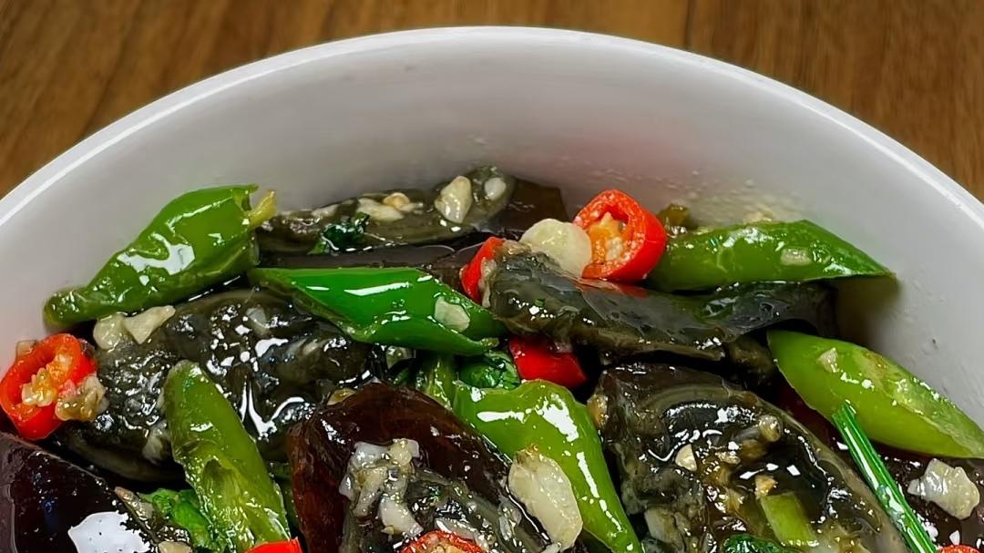 别出心裁！辣炒皮蛋的奇妙味觉