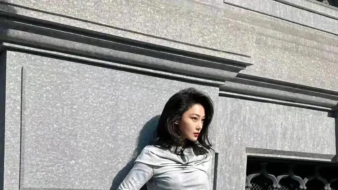 张馨予身材太好，何捷真的捡到宝了，网友：做梦都要乐开花