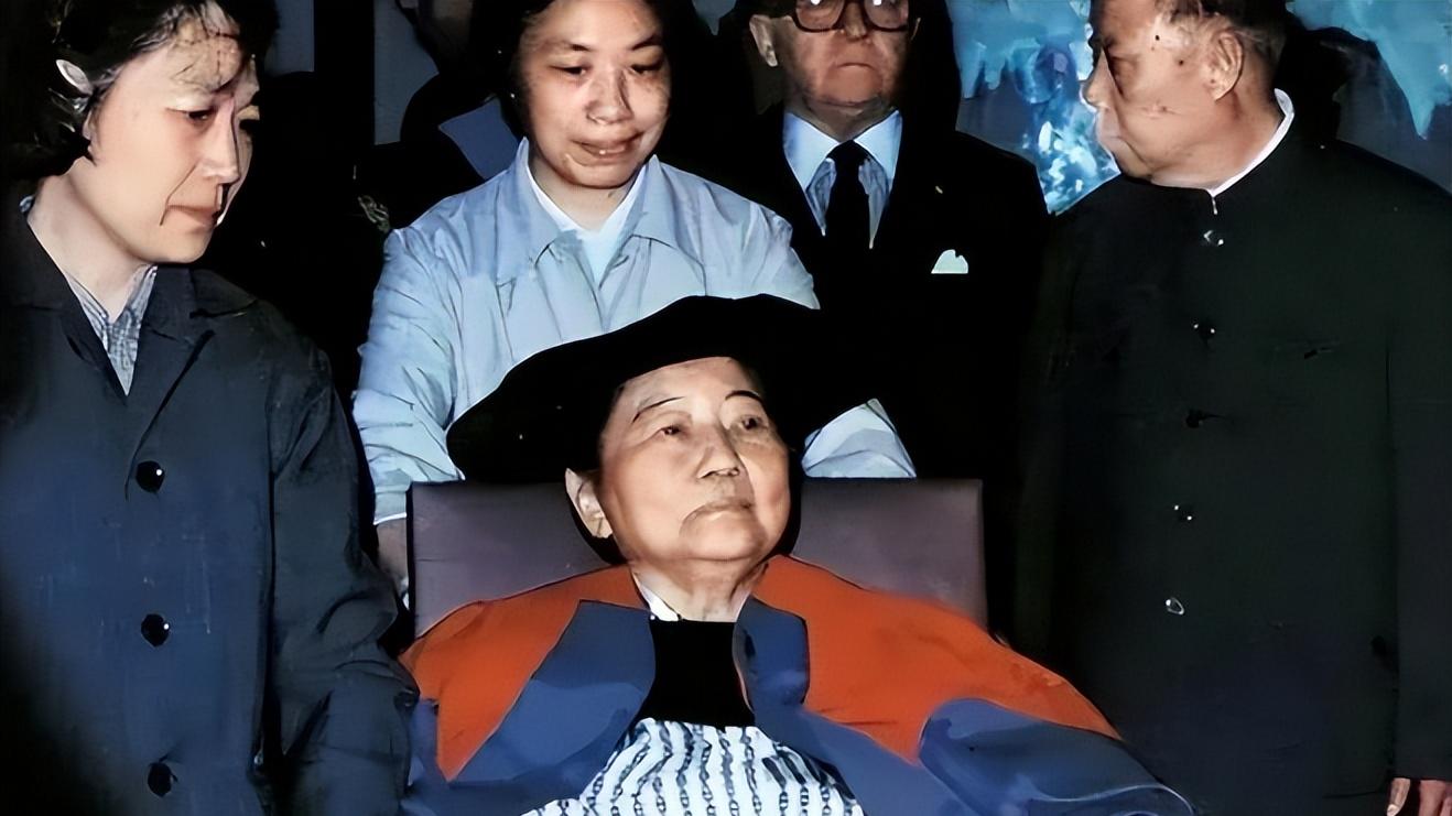 1981年，宋庆龄最后一次公开露面的照片，她坐着轮椅，病魔缠身！