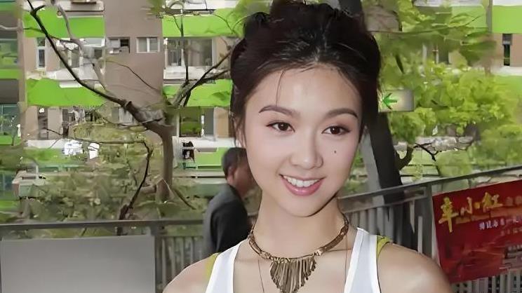 42岁房祖名终于成熟了，隐婚生女惊呆众人，成龙的付出终于回报？