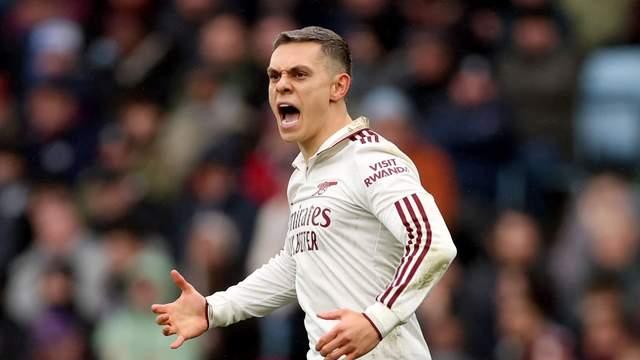 1-2！95分钟绝杀，阿森纳18场不败金身告破，维拉给曼城送礼