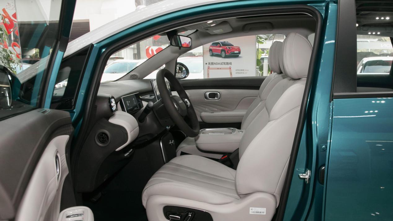 埃安UT：续航420km，空间大，操控舒适，实力抗衡海豚