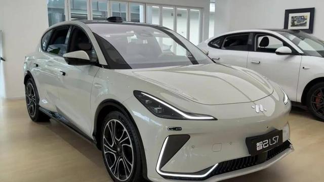 智己LS7月销不过百 , 智己卖不动, 问题出在哪？