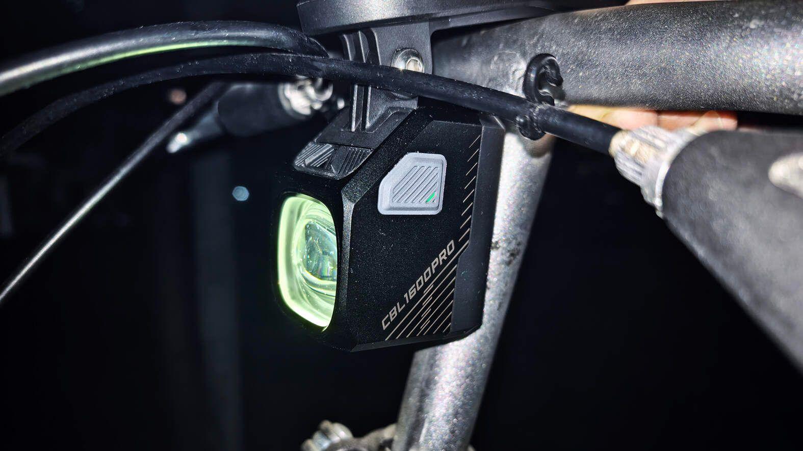 夜骑中最让人担心的是什么？超强亮度还不晃眼，守护你的骑行安全