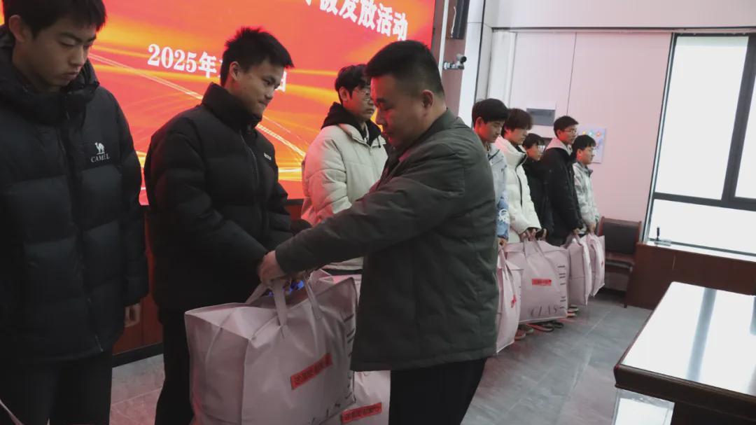 信阳工程职业学院开展2025年“冬季送温暖”活动