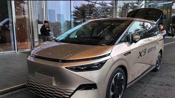 除了冰箱彩电，还配后轮转向+空悬，这款MPV值得一看