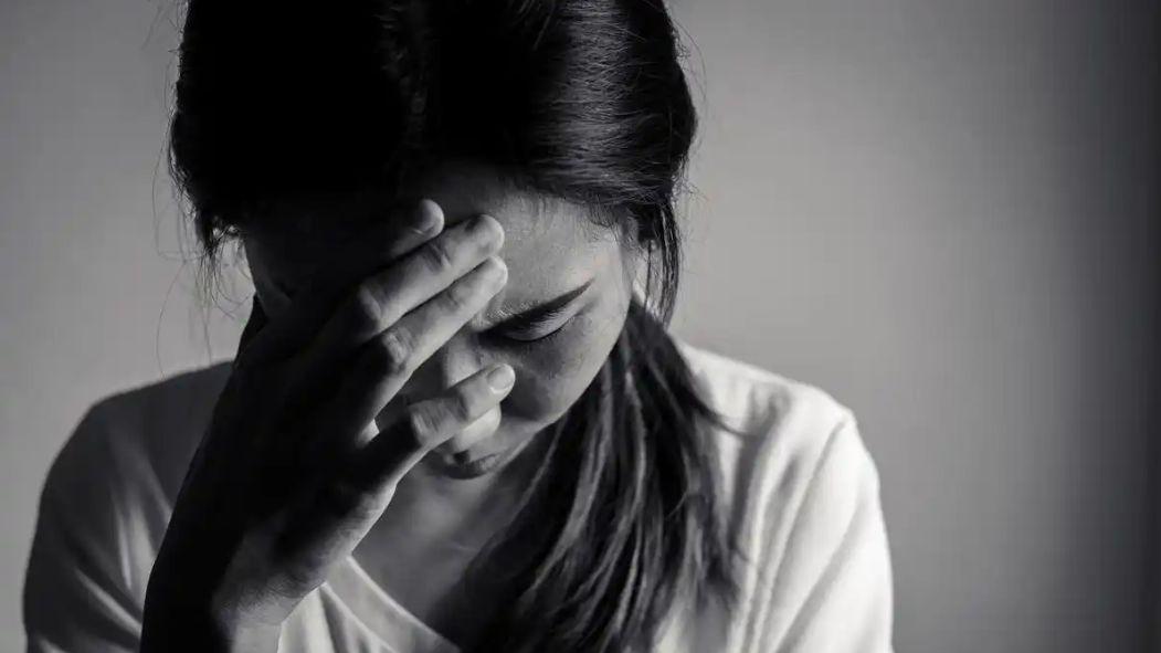 女子出差遭客户性侵！抑郁公司愿赔偿10万劝离职，劳务派遣惹争议