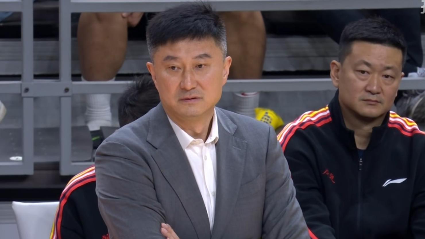 万人围观同城大战！明轩罚球锁定胜利，杜导全场表情反映内心世界