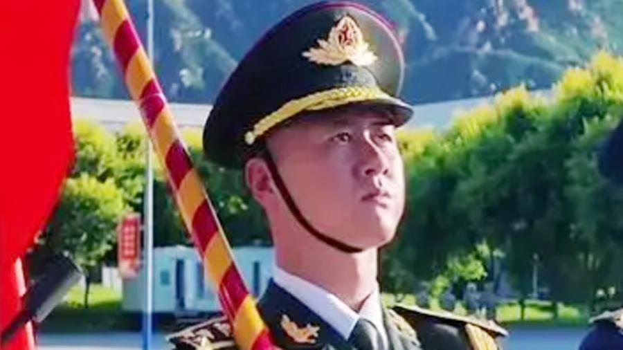 “93阅兵”党旗手王子赫：祖辈曾参加抗战，朋友圈八个字令人敬佩