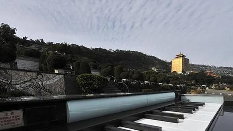 大S安葬地选定！与邓丽君为邻，但环境却天差地别，网友：入土为安竟成“历劫”