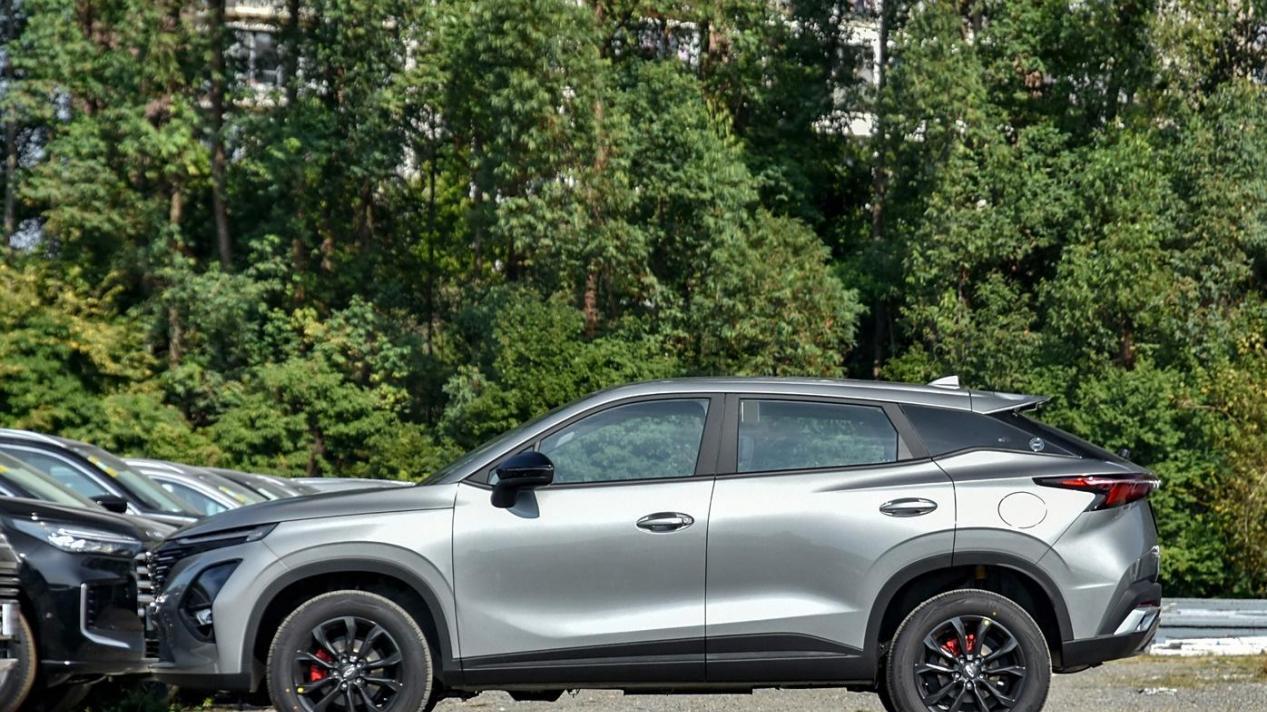 全新国产SUV上市！不足7万起配20.5寸一体屏，轿跑外观配1.5T+CVT