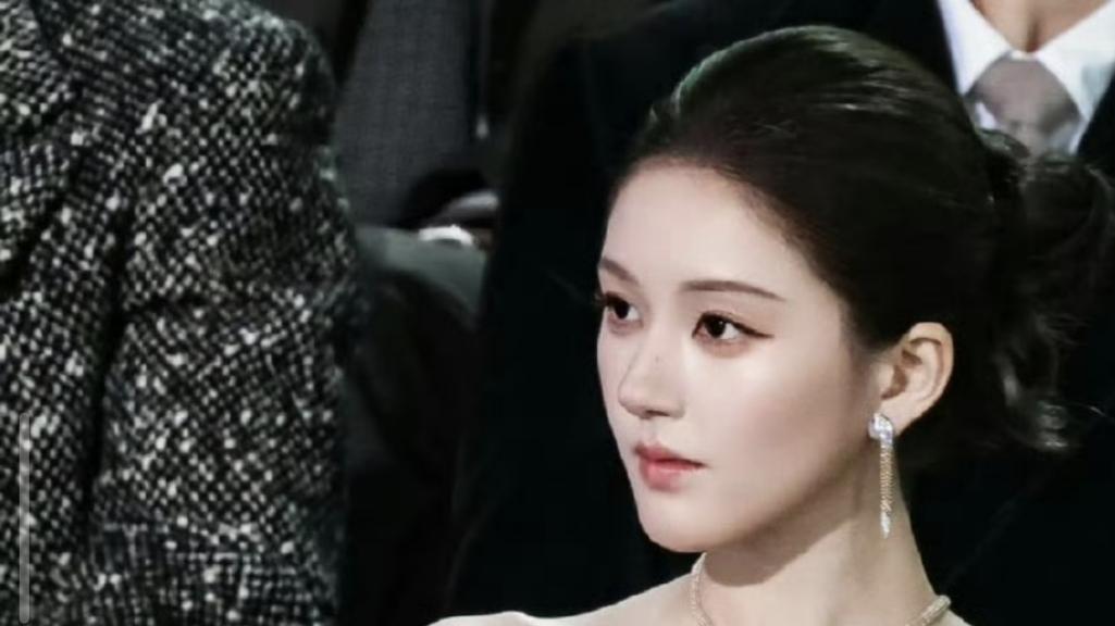 星光大赏内场修罗场！赵露思爽文式C位杀疯了，顶配待遇藏不住