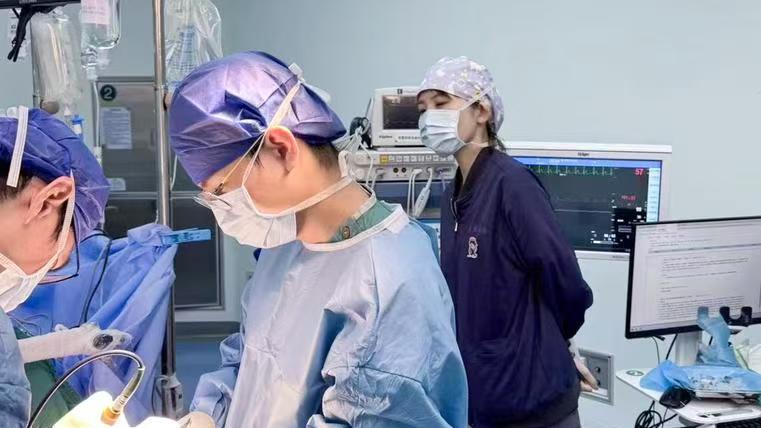 规培医生集体破防：别人熬三年夜班，她1年主刀肺癌手术还晒摆烂日记！