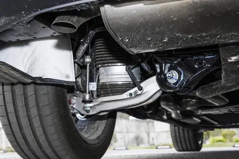 上市半年销量5万，全能守护家庭出行，35万级家用SUV选它？