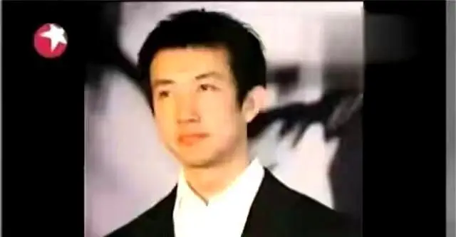 梅婷养他6年，李小冉为他堕胎2次，如今他55岁娶小15岁娇妻好幸福
