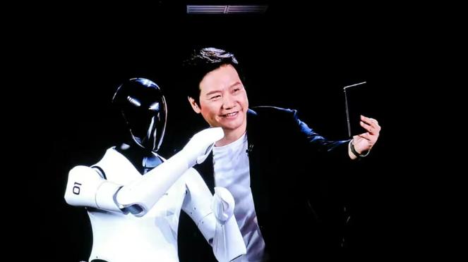 公开发声、高调挖人、投资150亿，雷军想续上机器人梦