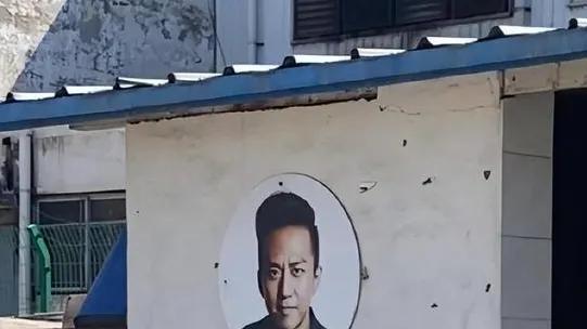 邓超和孙俪两口子的真人照片，居然被贴在厕所门口当男女厕所的指示牌