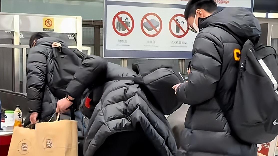 中国男篮回国遭冷落！无人接机全员戴口罩，周琦很疲惫胡明轩低头看手机