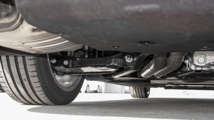 行政商务座，气场比肩奔驰S，一文带你了解奥迪A8L如何选