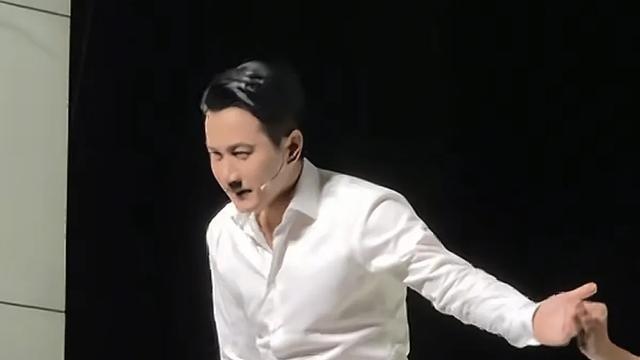 刘恺威淮安演话剧后谢幕，身材发福眼角像有伤，眼袋重个子矮老了